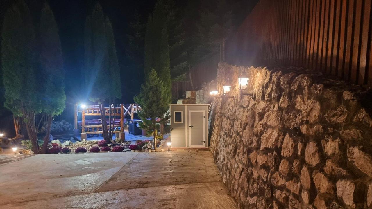 Marble Villa: Luxury Estate - Central But Intimate Sinaia Exterior foto
