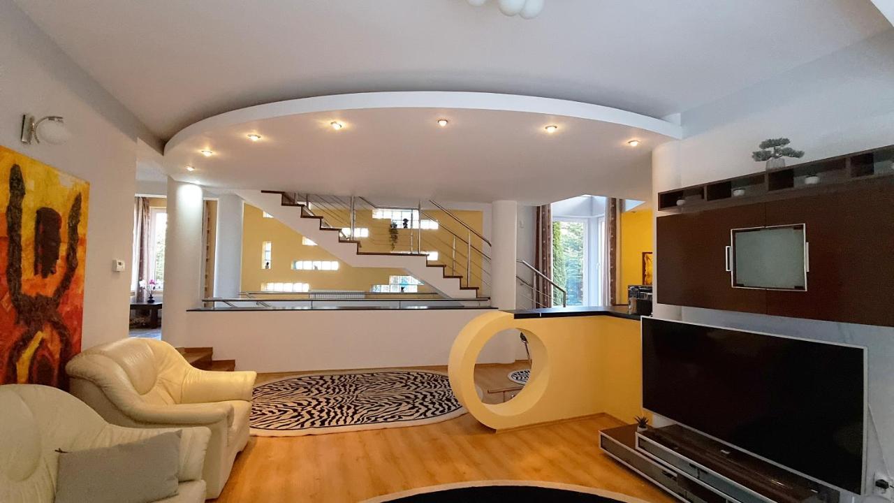 Marble Villa: Luxury Estate - Central But Intimate Sinaia Exterior foto