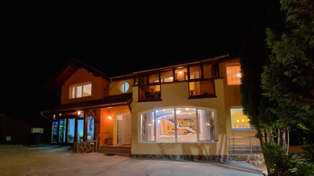 Marble Villa: Luxury Estate - Central But Intimate Sinaia Exterior foto